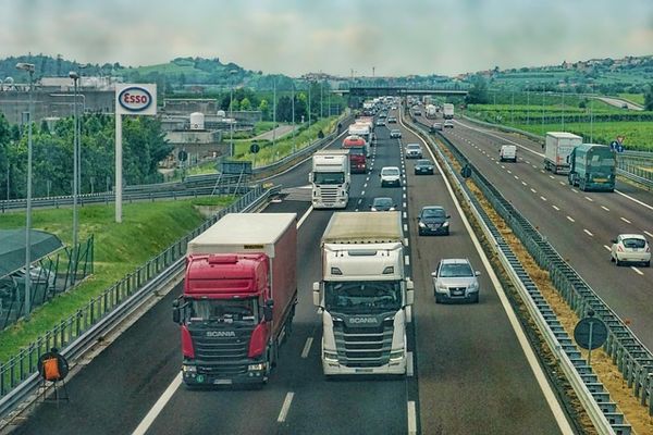 Kancelaria prawna a branża logistyczna: jak kompetencje prawne mogą zabezpieczyć twoją działalność?